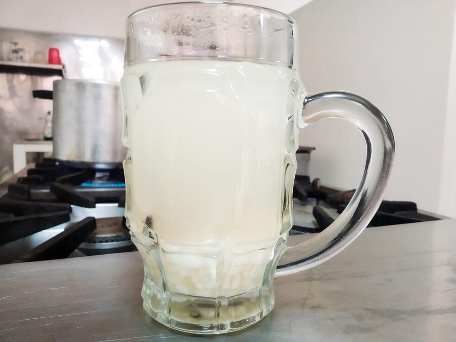 A glass of jugo de somó, the corn-based Bolivian cold drink