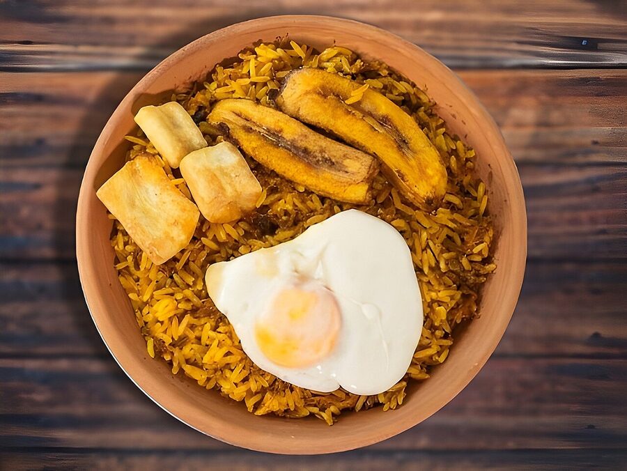Majadito de Santa Cruz, toasted rice with charque and fried plantain