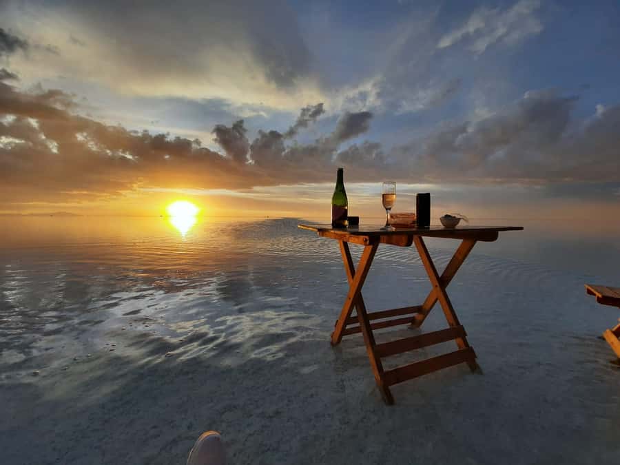 From La Paz to Atacama: Uyuni Salt Flats 4-Day Tour - Day 1: A night bus from La Paz to Uyuni