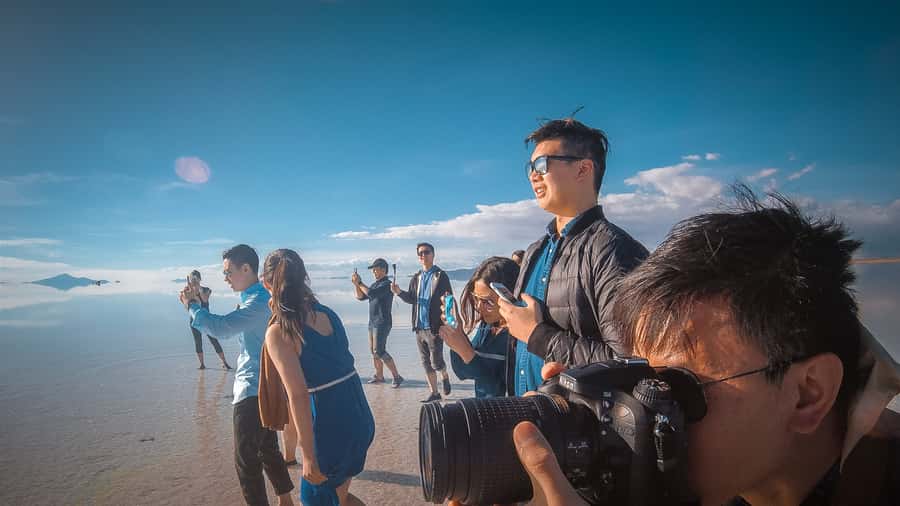 From La Paz: Uyuni and Andean Lagoons 5-Day Guided Trip - Night one: the bus from La Paz to Uyuni