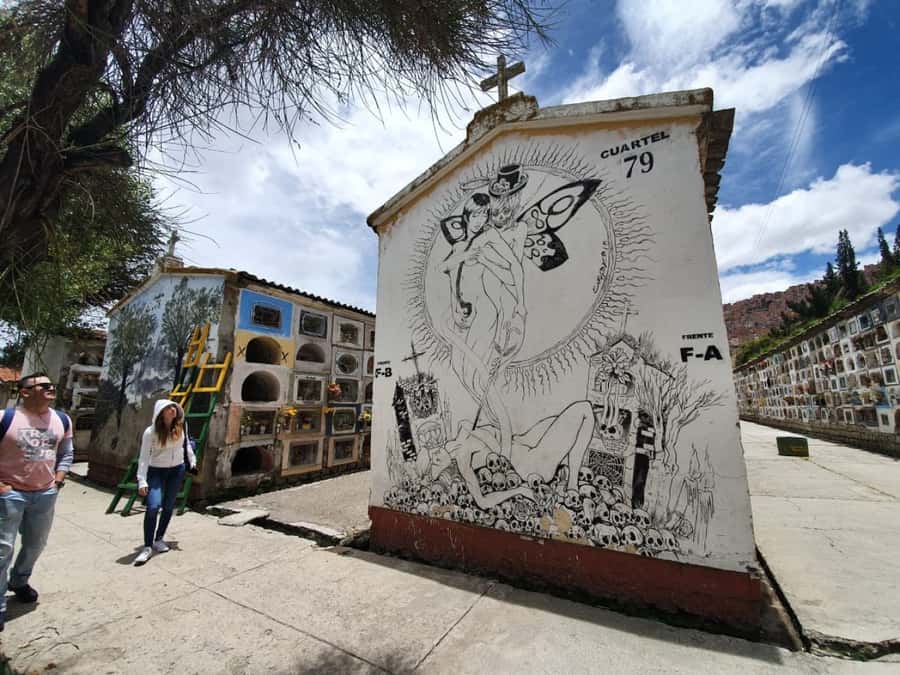 La Paz: Cable Car, Cemetery, Shaman, and El Alto Tour - Meeting a shaman and reading coca leaves