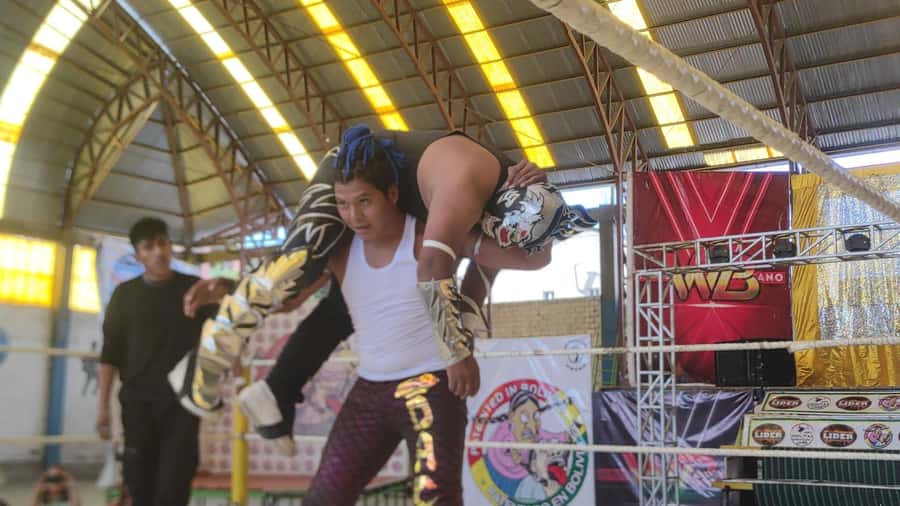 La Paz: Cholitas Wrestling Tickets and Transfer - From San Francisco Church to El Alto at 4,100 meters