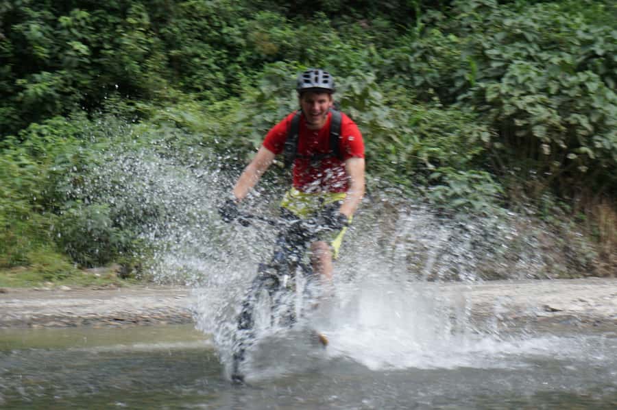 La Paz: Mountain Bike Down the World's Most Dangerous Road - The 2,000-Meter Dirt Road Through Mist and Cloud