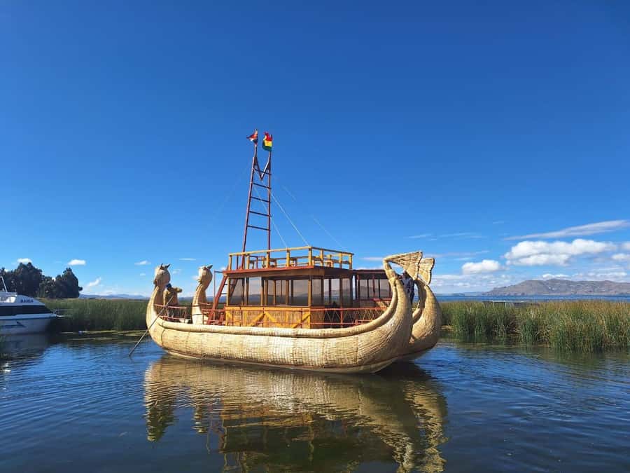 Private Tiwanaku and Titicaca Day Trip from La Paz - A waterside lunch breaks up the road