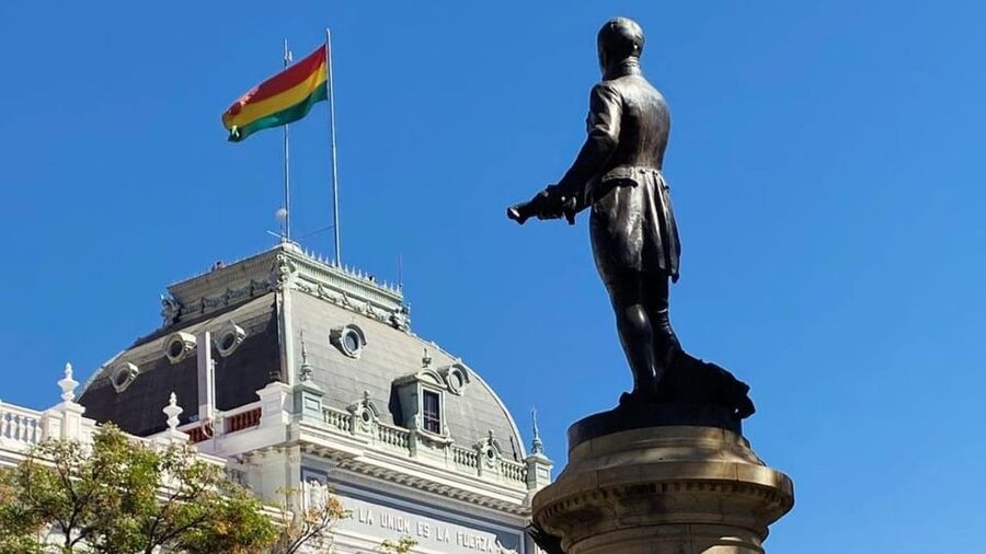 Sucre: Free Walking tour (History, culture and traditions) - University Courtyards and the Obelisk at Plaza de la Libertad