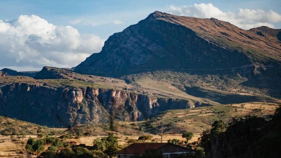 Sucre: Sunrise, the Crater de Maragua and old Cave Paintings - Maragua Crater and the mountains in mineral colors
