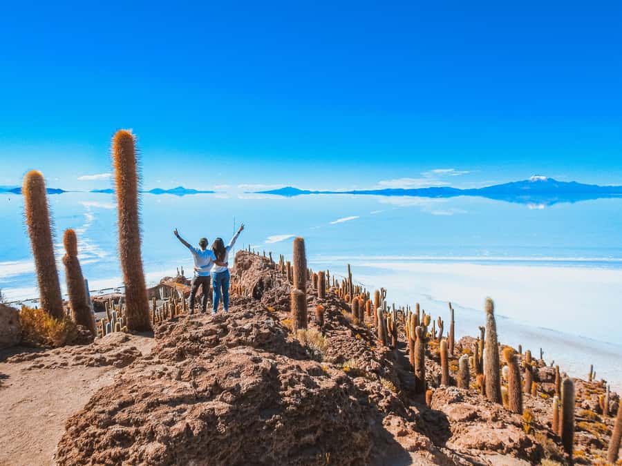Uyuni: Isla Incahuasi & Uyuni Salt Flats Full-Day Jeep Tour - Flags, salt eyes, and the first white miles