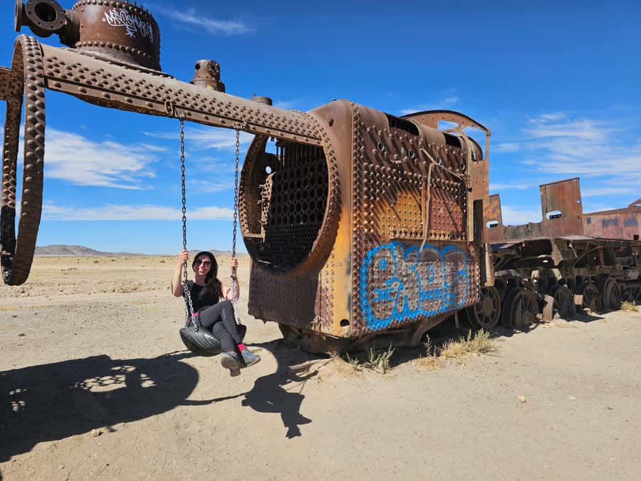 Uyuni: Isla Incahuasi & Uyuni Salt Flats Full-Day Jeep Tour - Making the famous proportion photos work