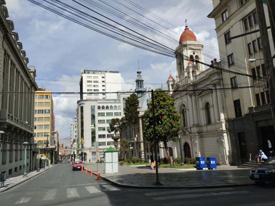 Walking city tour La Paz - Meeting beneath the green umbrella