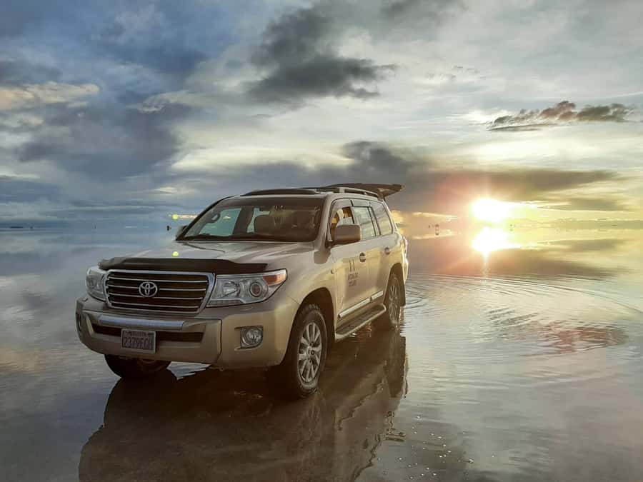 From La Paz: 2-Day Uyuni tour by flight - Day one: old trains, salt crafts and Incahuasi Island