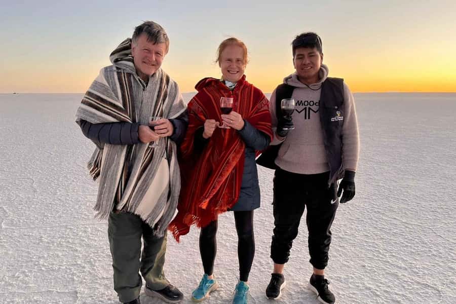 From La Paz: Salar de Uyuni 3-D Tour+Entrance Tickets by Bus - Small-group help when plans change