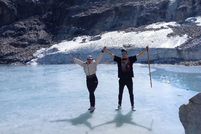 Full day Tour Charquini and Laguna Esmeralda - Guides, pacing, and the private-tour format