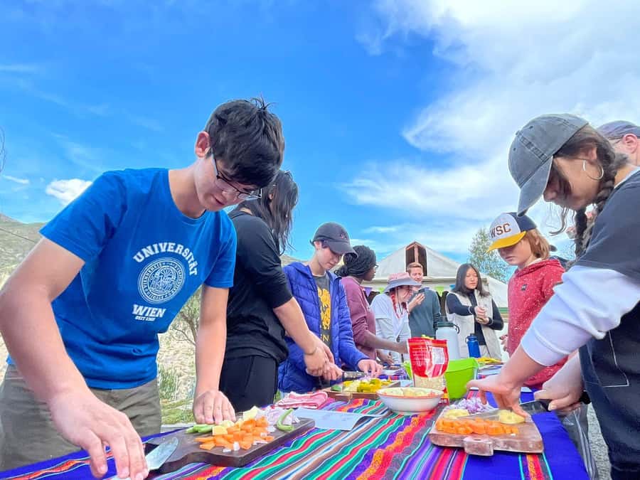La Paz: Bolivian Cooking Class - Cooking outdoors in Jupapina