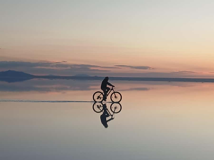 Uyuni: Guided Bicycle Tour of Uyuni Salt Flat with Lunch - Riding across the salt